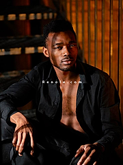 Bel homme antillais bien bâti