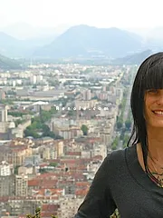 BELLE FRANCAISE BRUNE AUX YEUX BLEUS