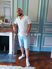 Homme brun au yeux bleus