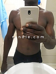 Salut je suis un homme africain élégant respectueux