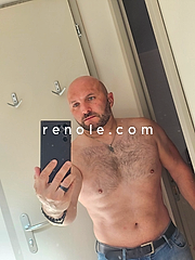 Homme Sportif et calins