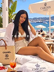 Belle jeune femme sensuelle, soignée et raffinée