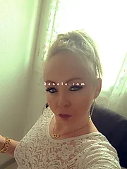 Jeune femme blonde aux yeux bleus 36ans