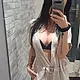 Femme douce charmante ouverte