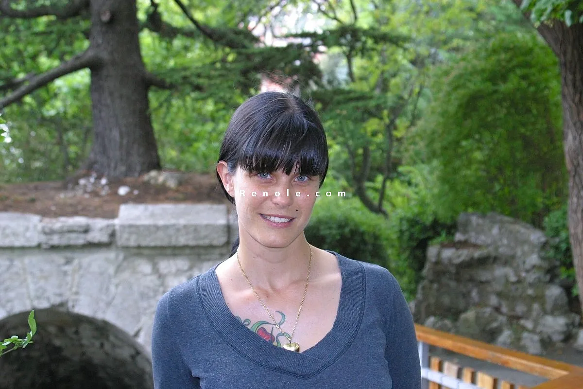 BELLE FRANCAISE BRUNE AUX YEUX BLEUS #3