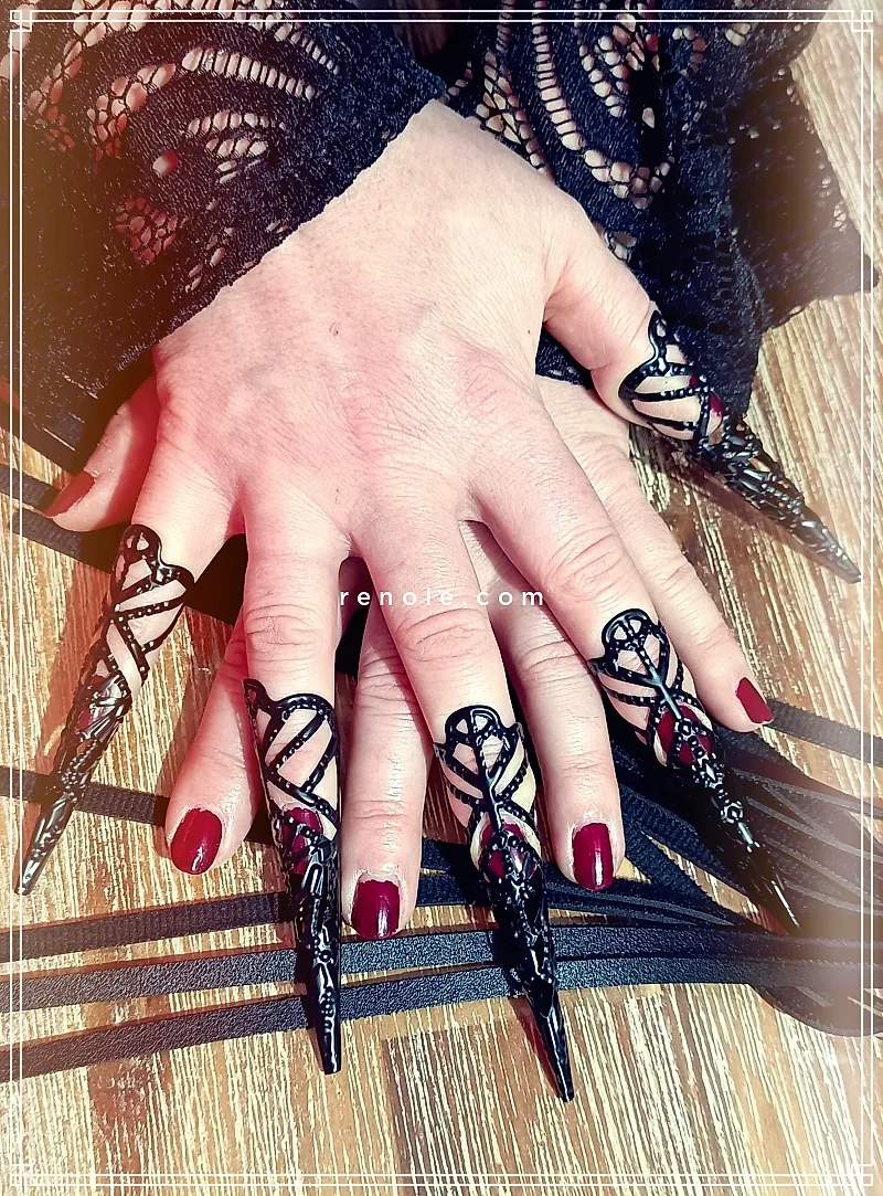 Dominatrice pulpeuse et autoritaire #3