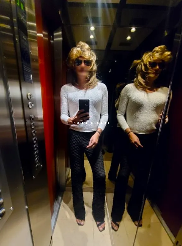 Jeune trans très féminine, mince et sensuelle #1