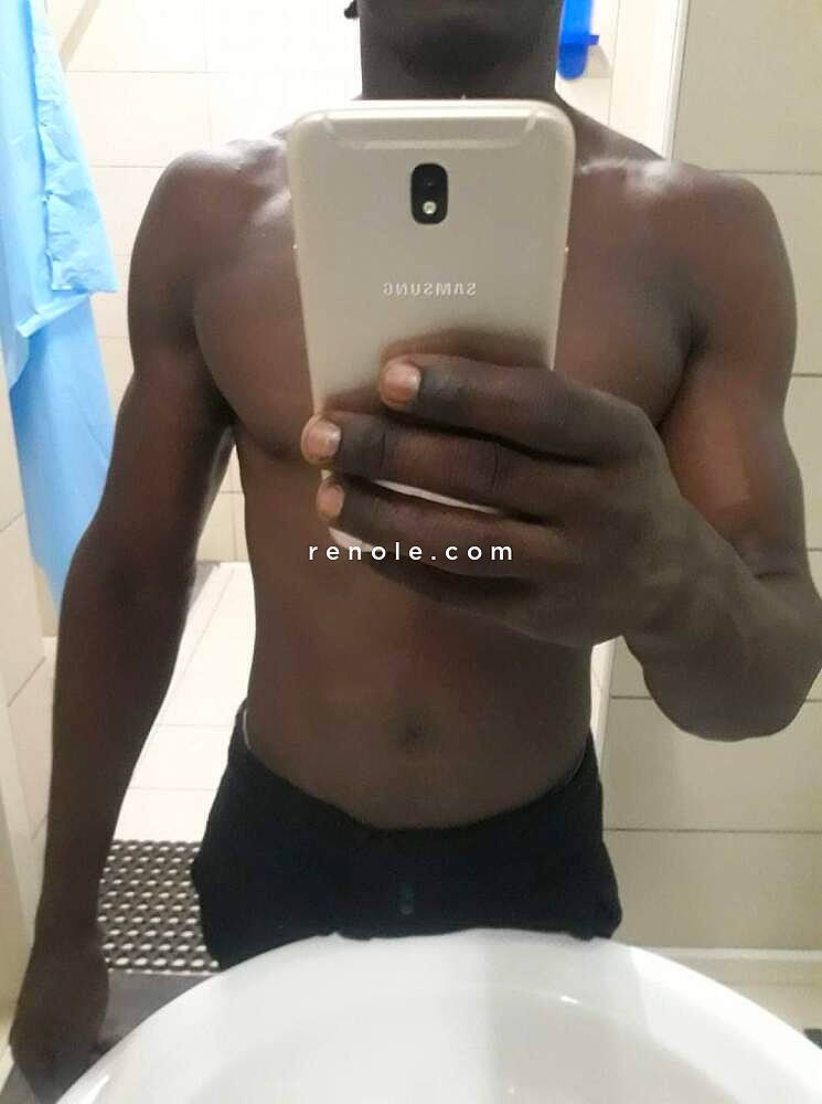 Salut je suis un homme africain élégant respectueux #1