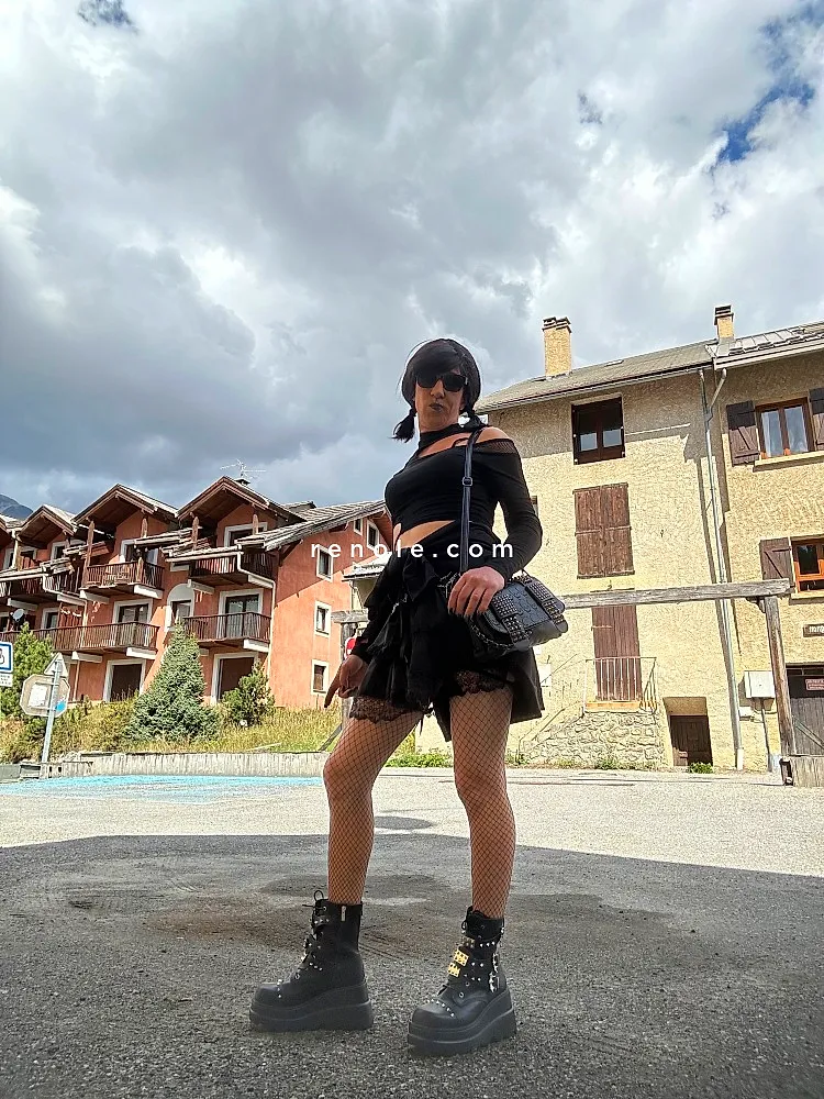 Femme trans soumise #1