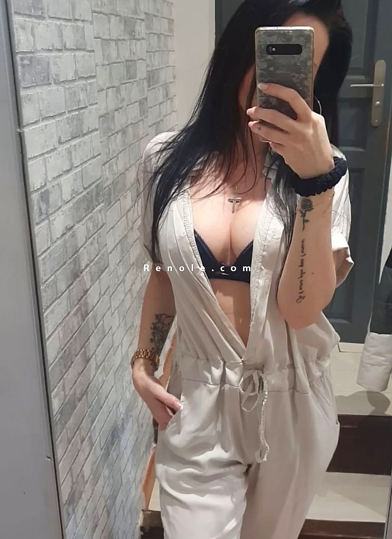 Femme douce charmante ouverte #1