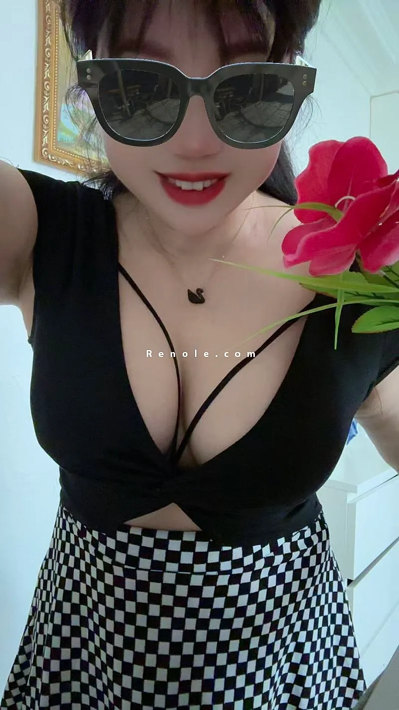 Femme chinoise aux formes généreuuses #2