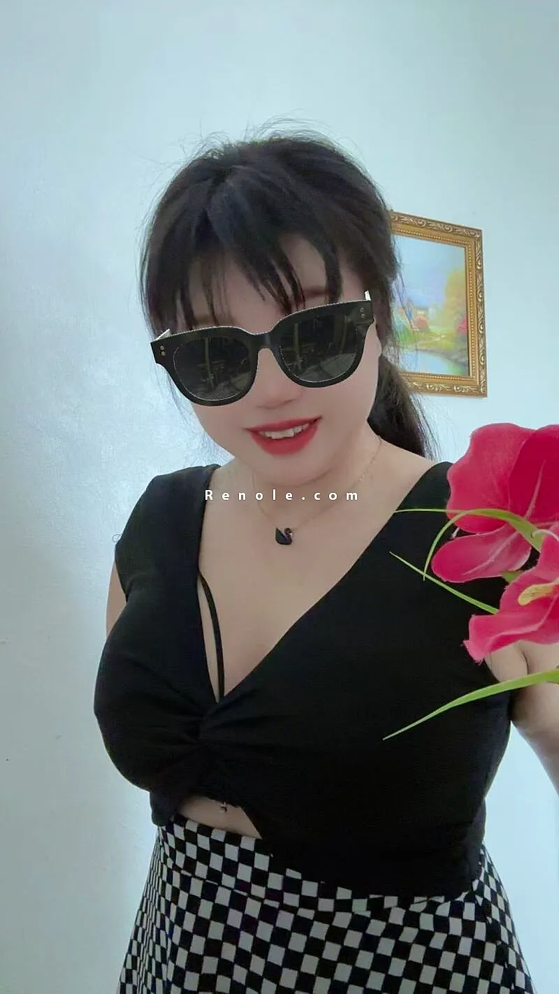 Femme chinoise aux formes généreuuses #3